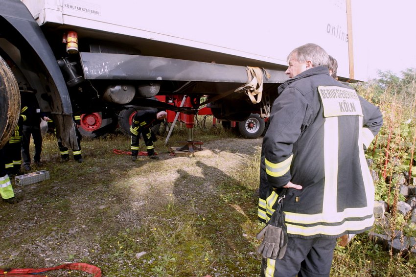 LKW faehrt in den Rhein Langel Hitdorf Faehre P568.JPG